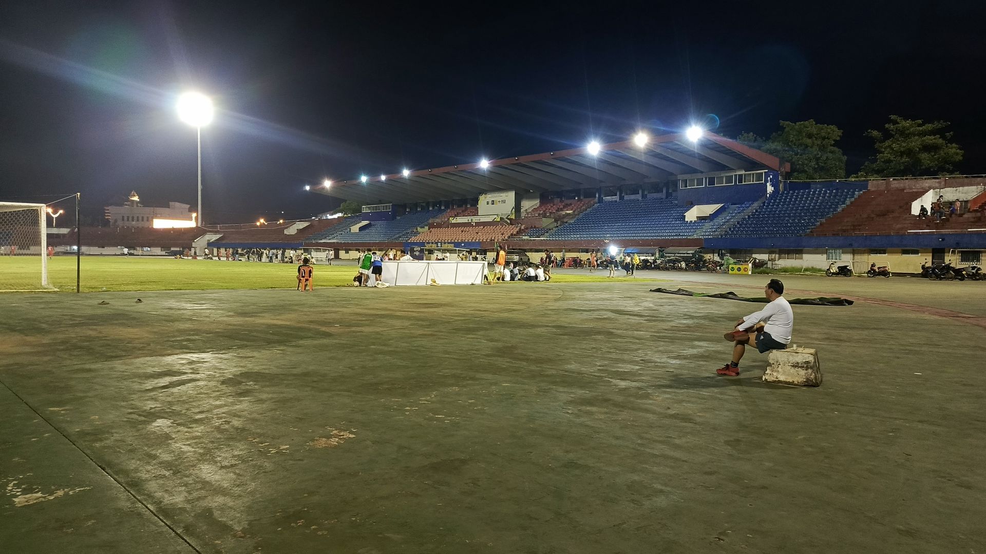 Floodlights over the pitch before kickoff